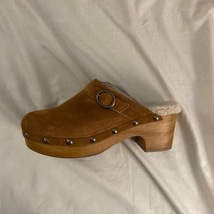 Women’s Carlie clog heels, fur sherpa lined, brown sued on outside, wood heel.